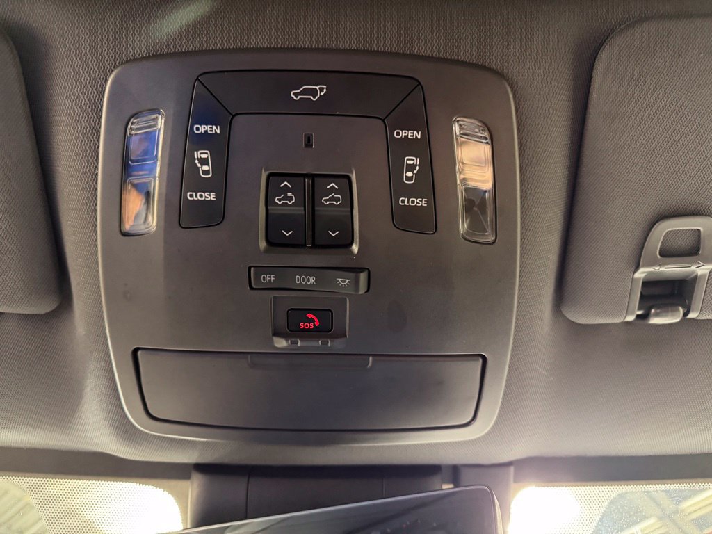 Used 2021 Toyota Sienna Platinum FWD image 32