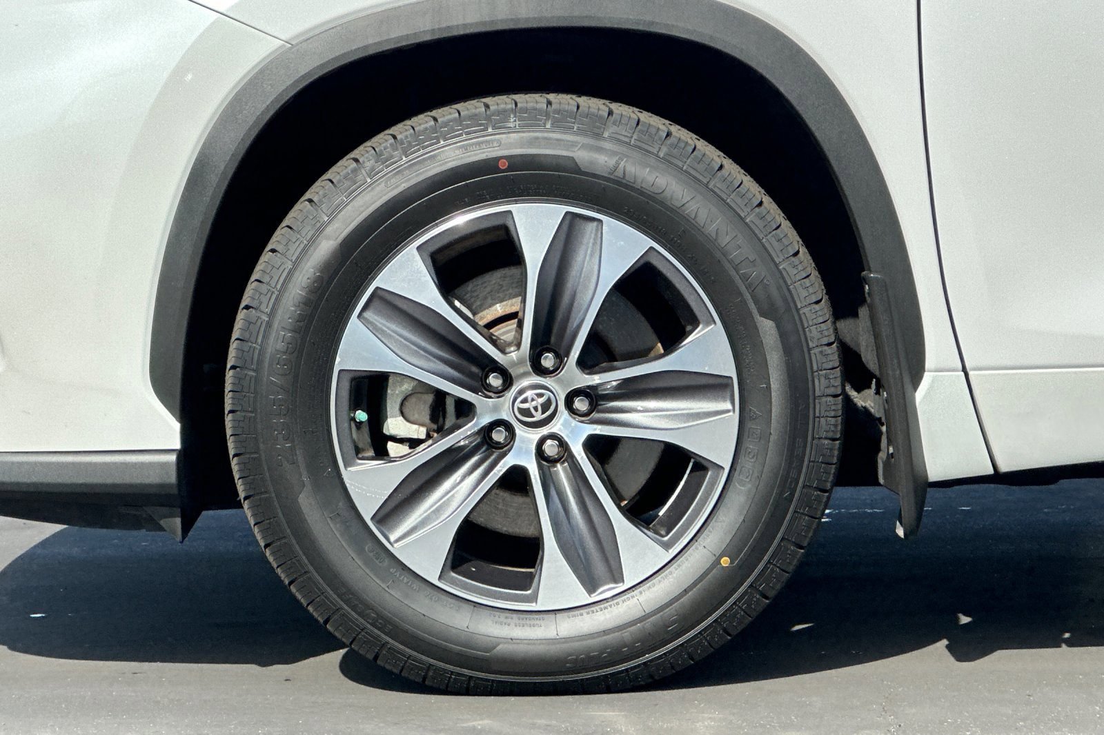 Used 2023 Toyota Highlander XLE FWD image 27