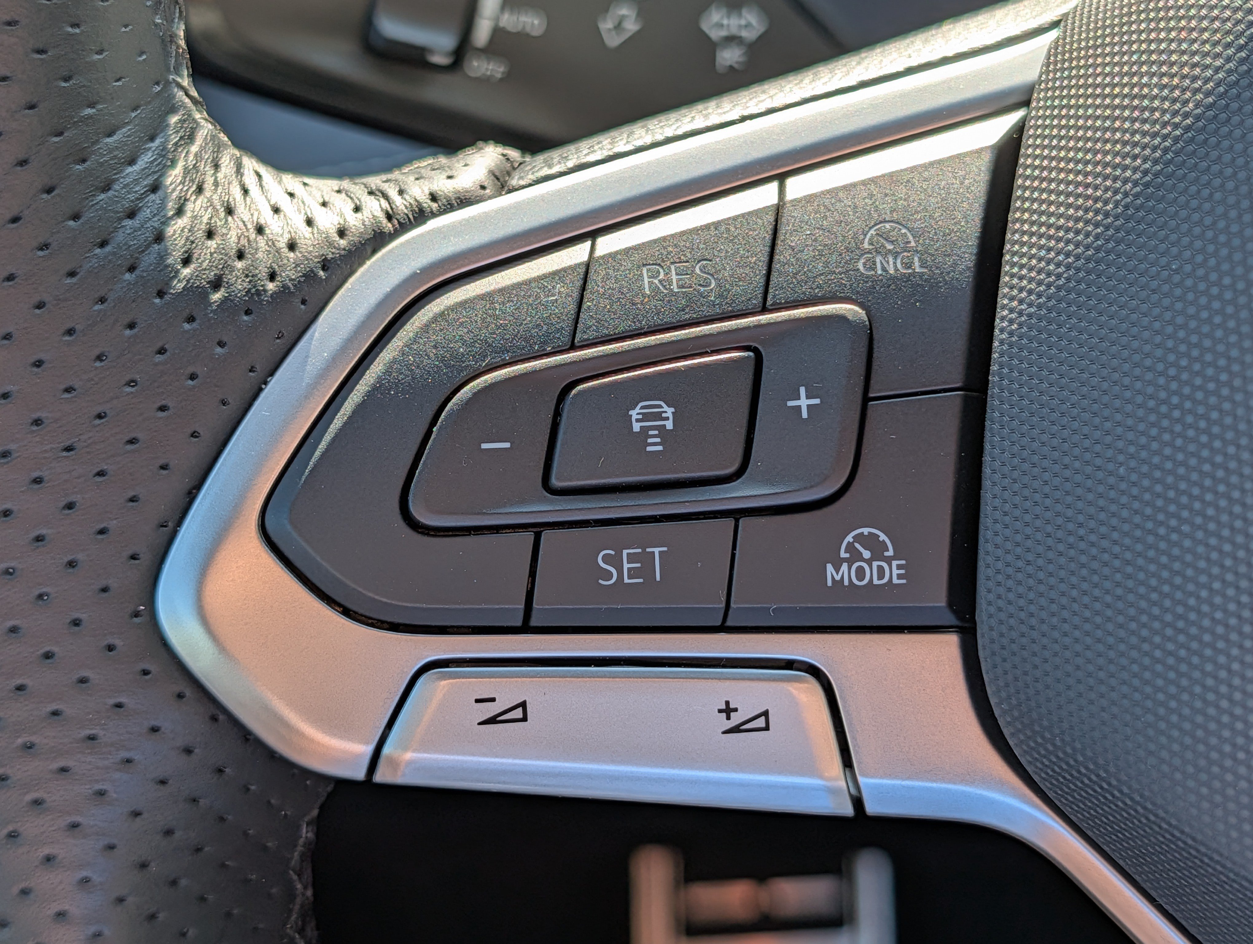 Certified 2026 Volkswagen Tiguan SE R-Line AWD/4WD image 31