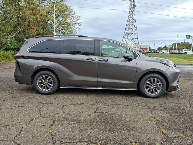Used 2023 Toyota Sienna XLE image 26