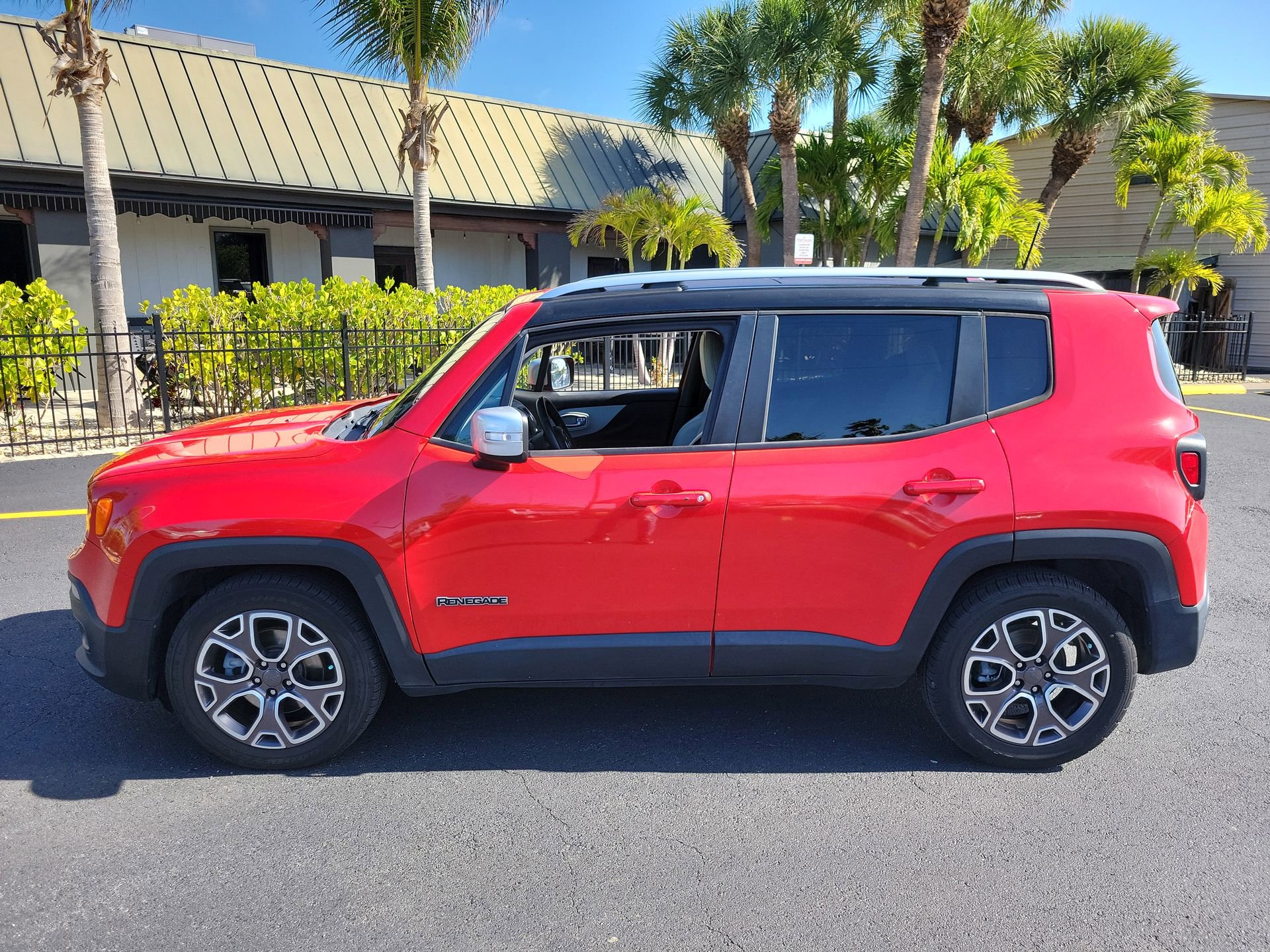 Used 2018 Jeep Renegade Limited w/ UConnect 8.4 Nav Group FWD image 9