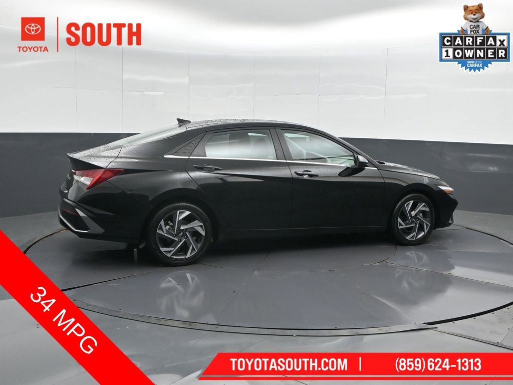 Used 2025 Hyundai Elantra SEL FWD image 3