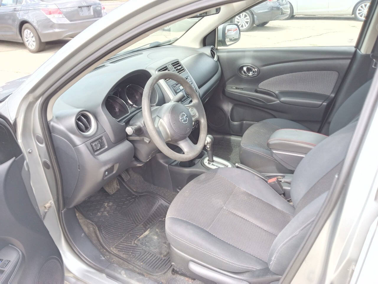 Used 2014 Nissan Versa SV FWD image 6