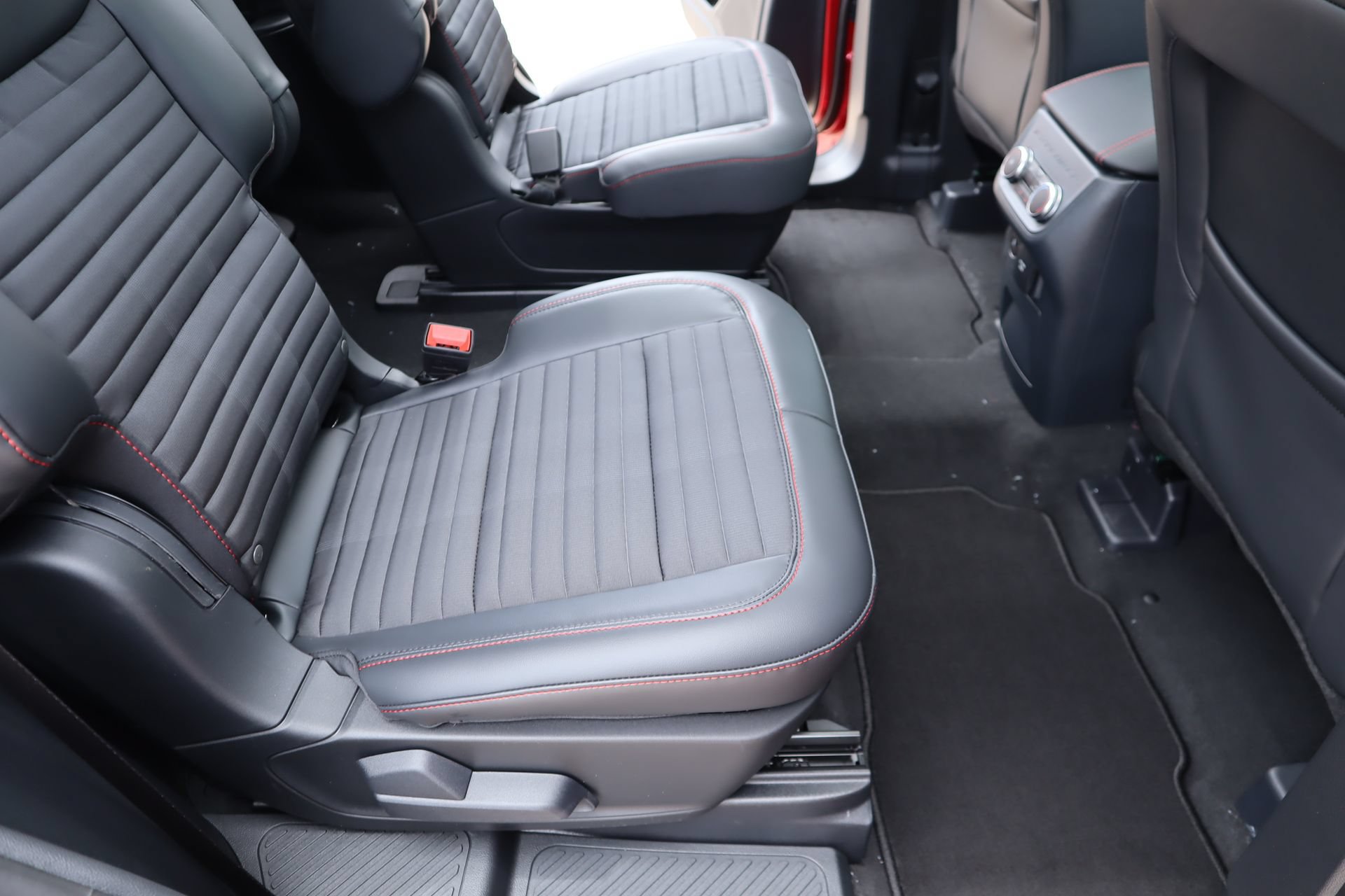 New 2026 Ford Explorer ST-Line w/ ST-Line Street Pack AWD/4WD image 17