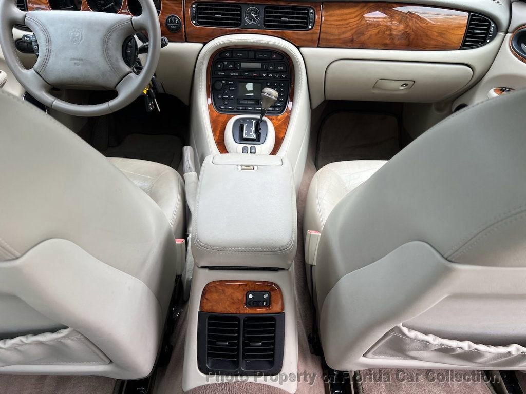 Used 2000 Jaguar XJ8 image 32