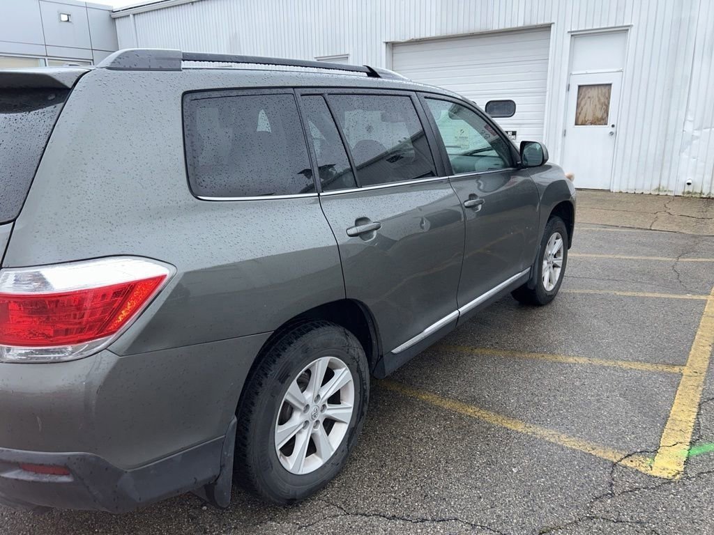 Used 2012 Toyota Highlander SE w/ Tow Pkg AWD/4WD image 3