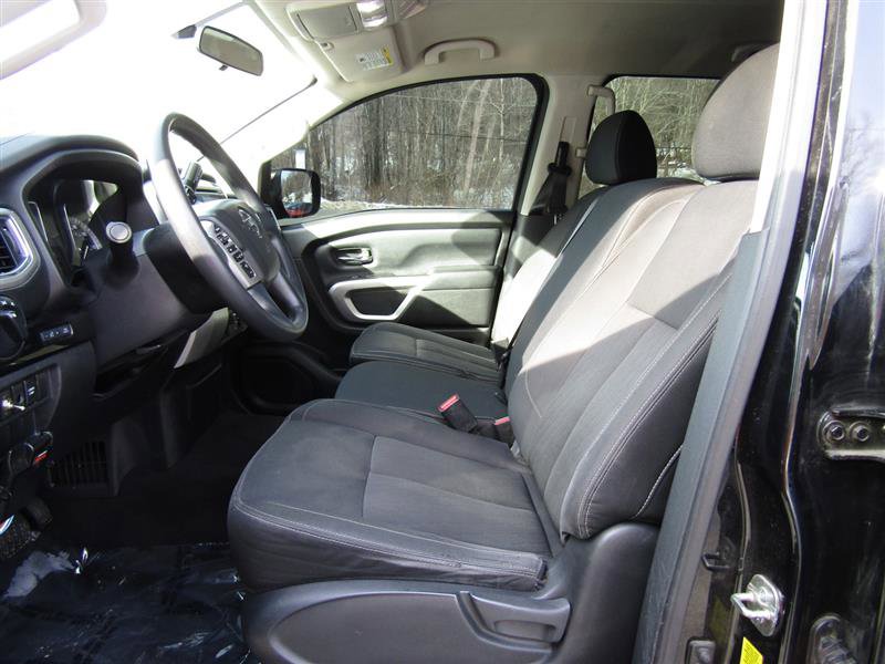 Used 2018 Nissan Titan SV image 11