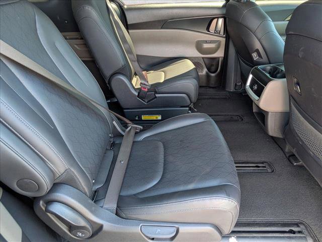 Used 2025 Kia Carnival FWD image 19