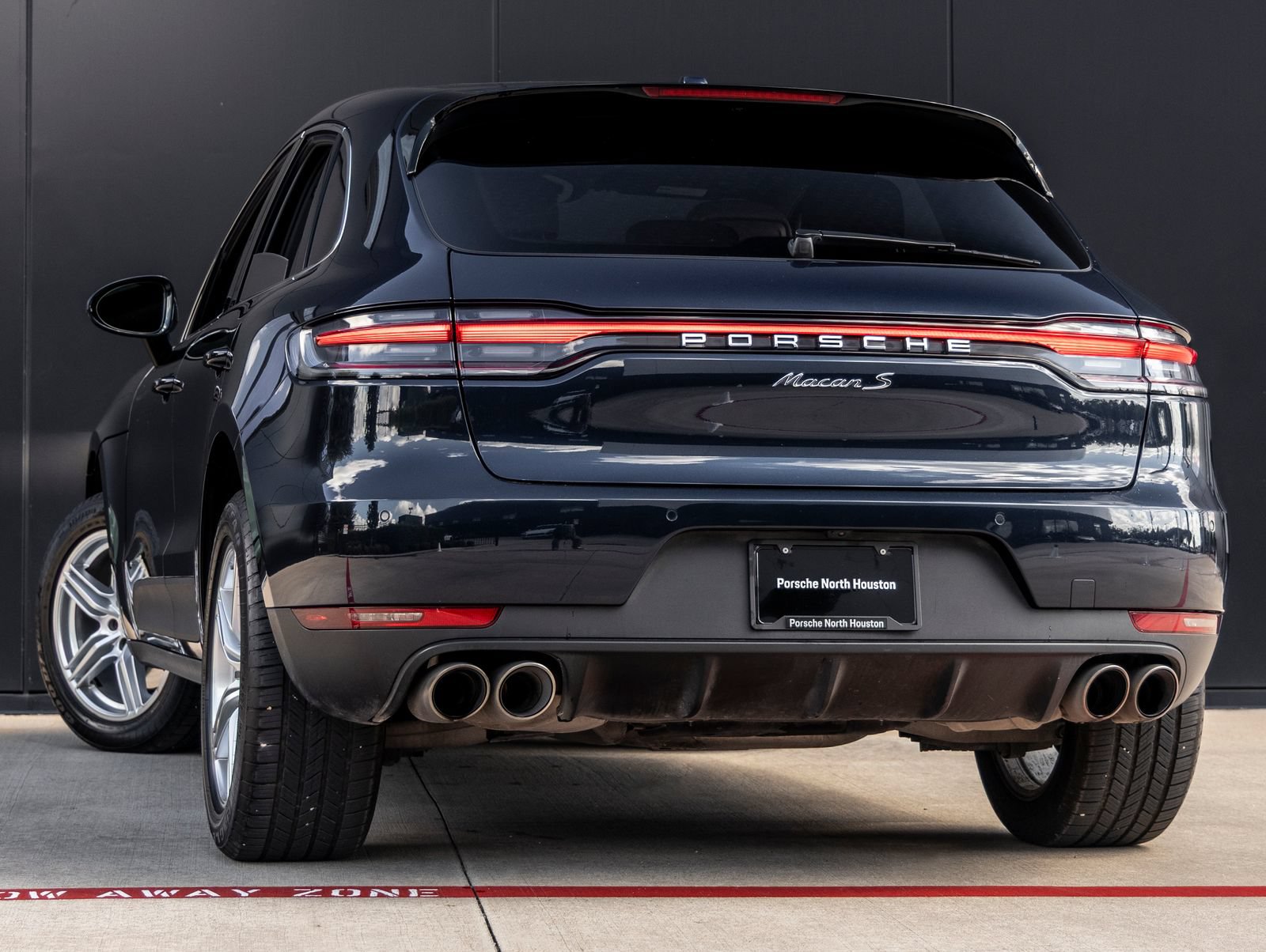 Certified 2020 Porsche Macan S AWD/4WD image 3