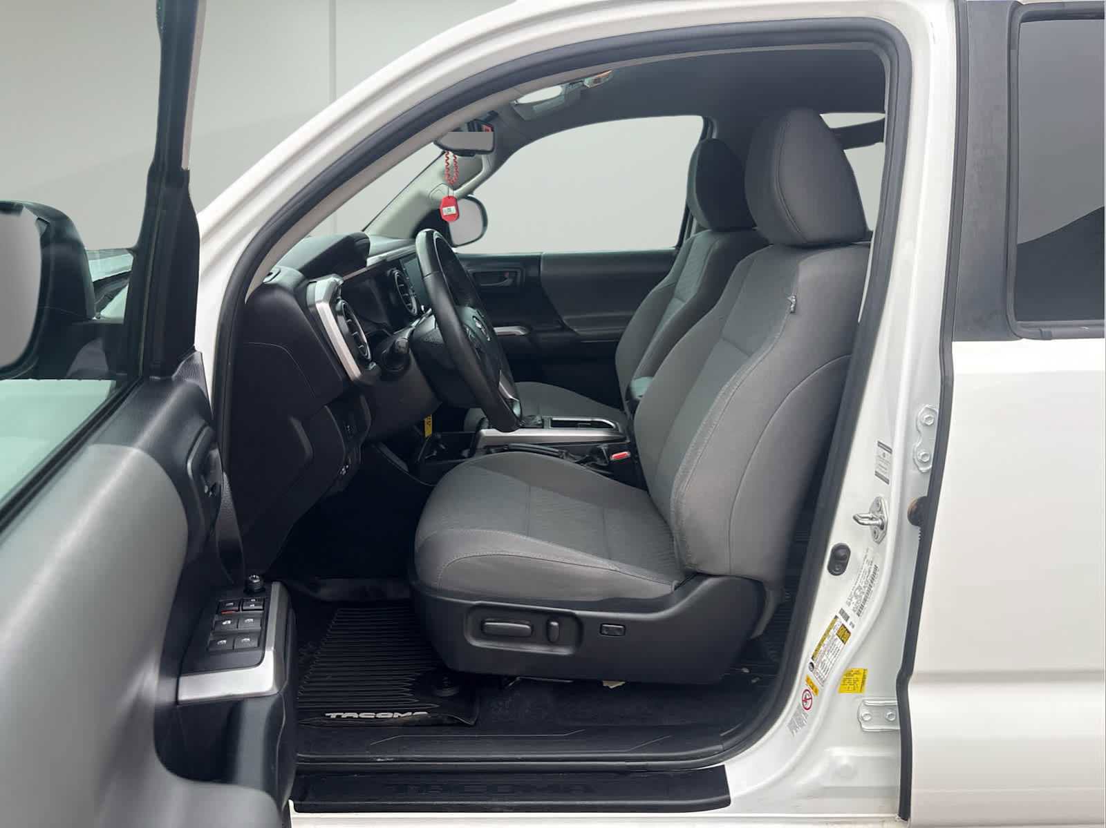 Used 2020 Toyota Tacoma SR5 AWD/4WD image 10