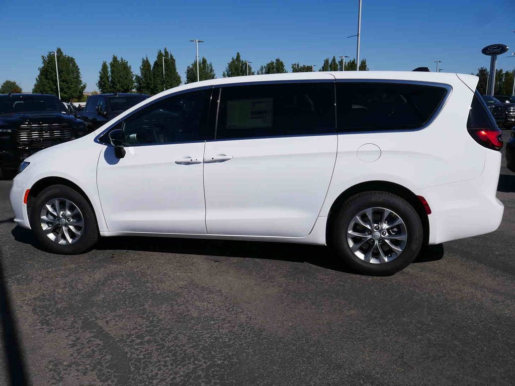 New 2026 Chrysler Pacifica Select image 14