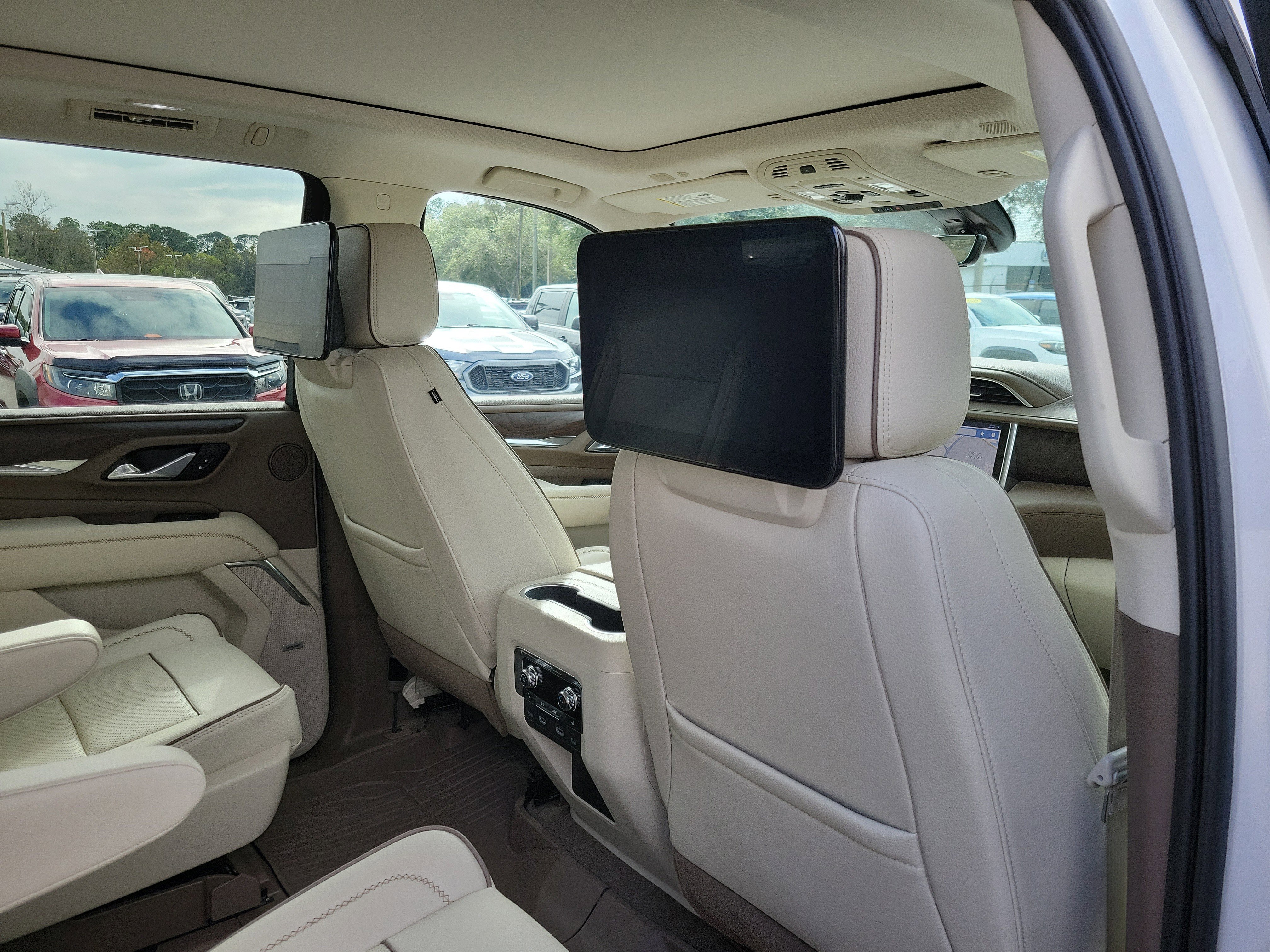 Used 2021 GMC Yukon Denali w/ Denali Premium Package image 27