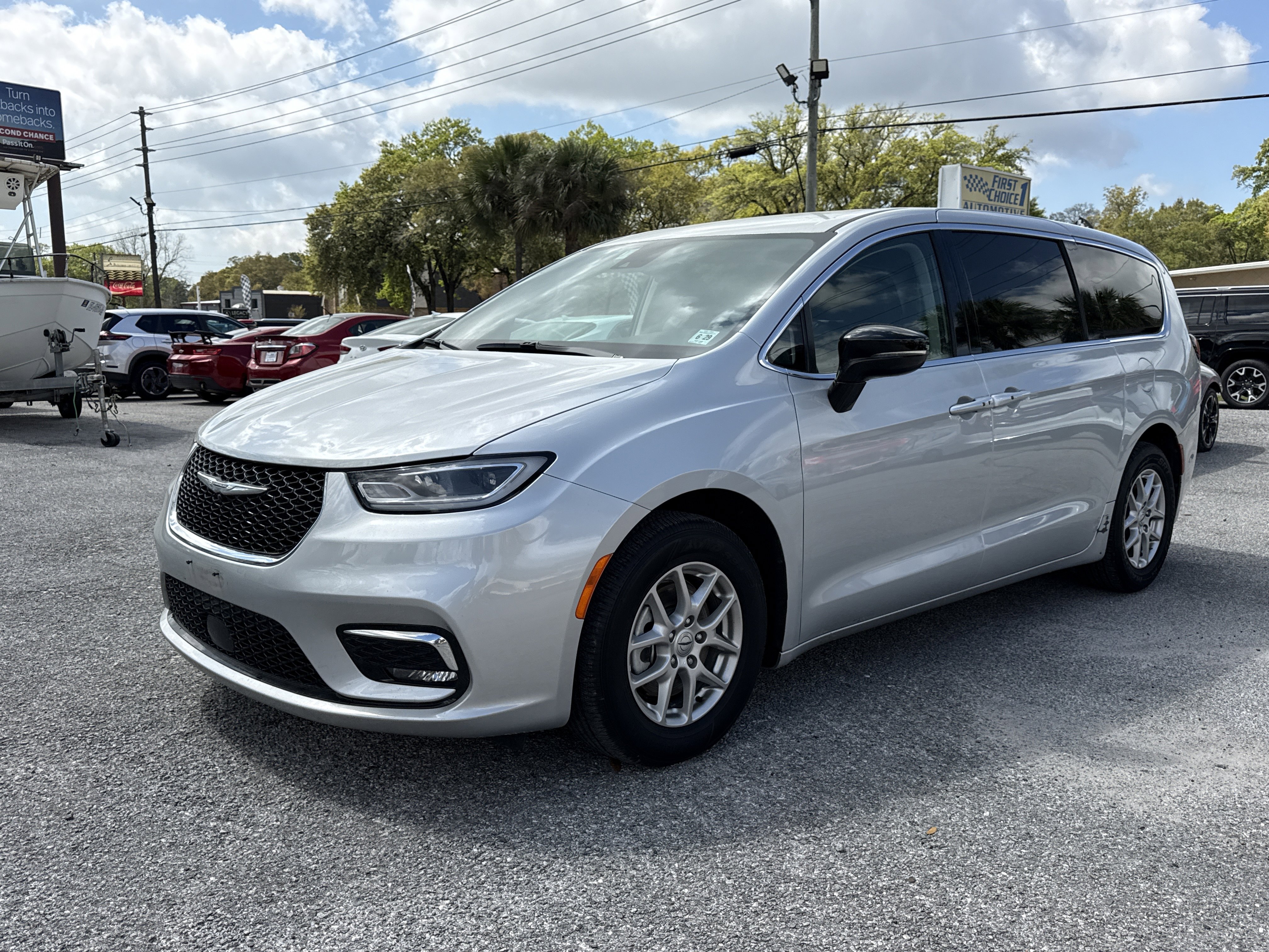 Used 2024 Chrysler Pacifica Touring-L image 1