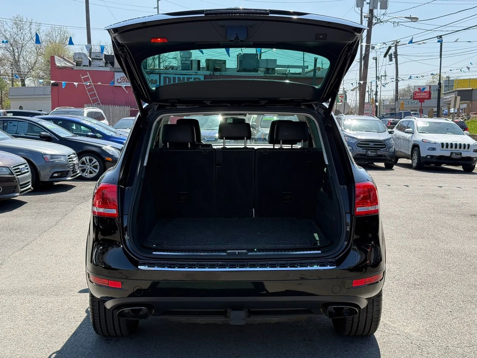 Used 2012 Volkswagen Touareg Sport image 8