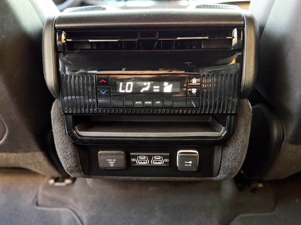 Used 2023 Jeep Wagoneer 4WD w/ Premium Group I image 28