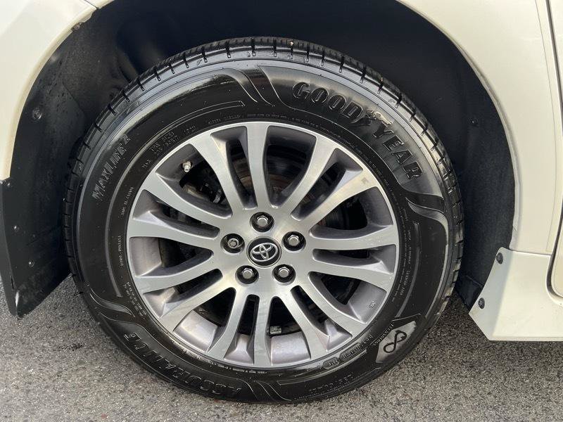 Used 2020 Toyota Sienna XLE FWD image 32