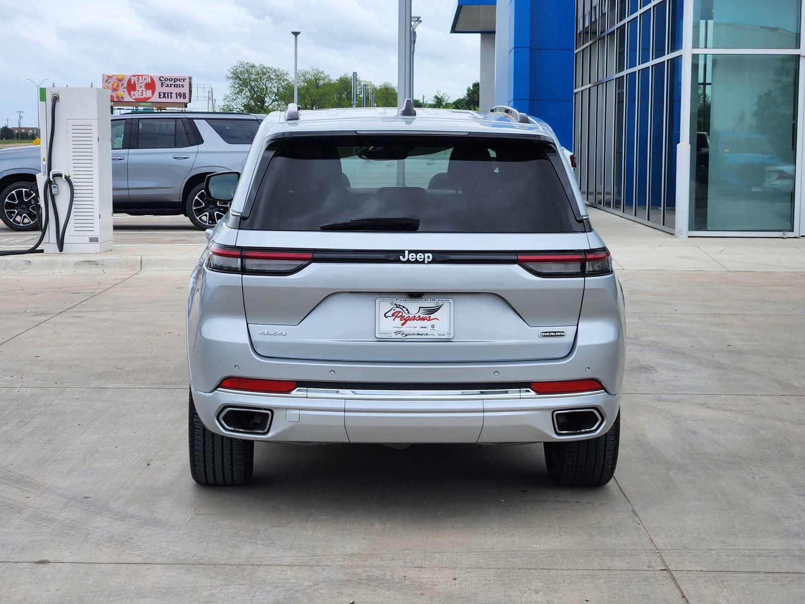 Used 2024 Jeep Grand Cherokee Overland image 8