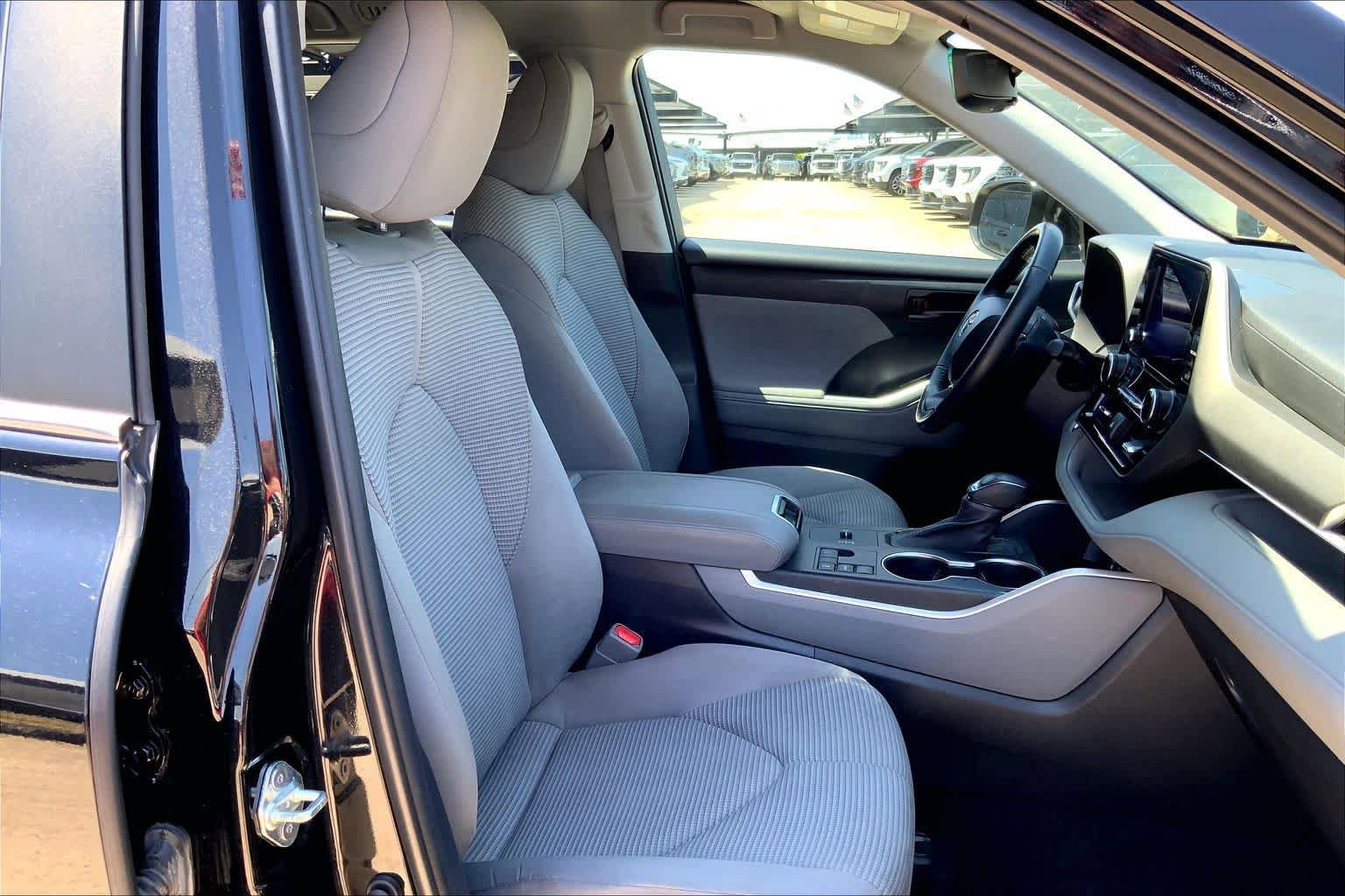 Used 2023 Toyota Highlander LE FWD image 9