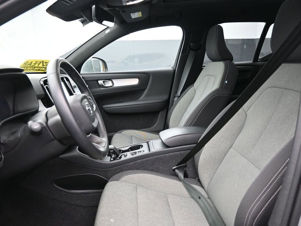 Used 2025 Volvo XC40 B5 Core image 17