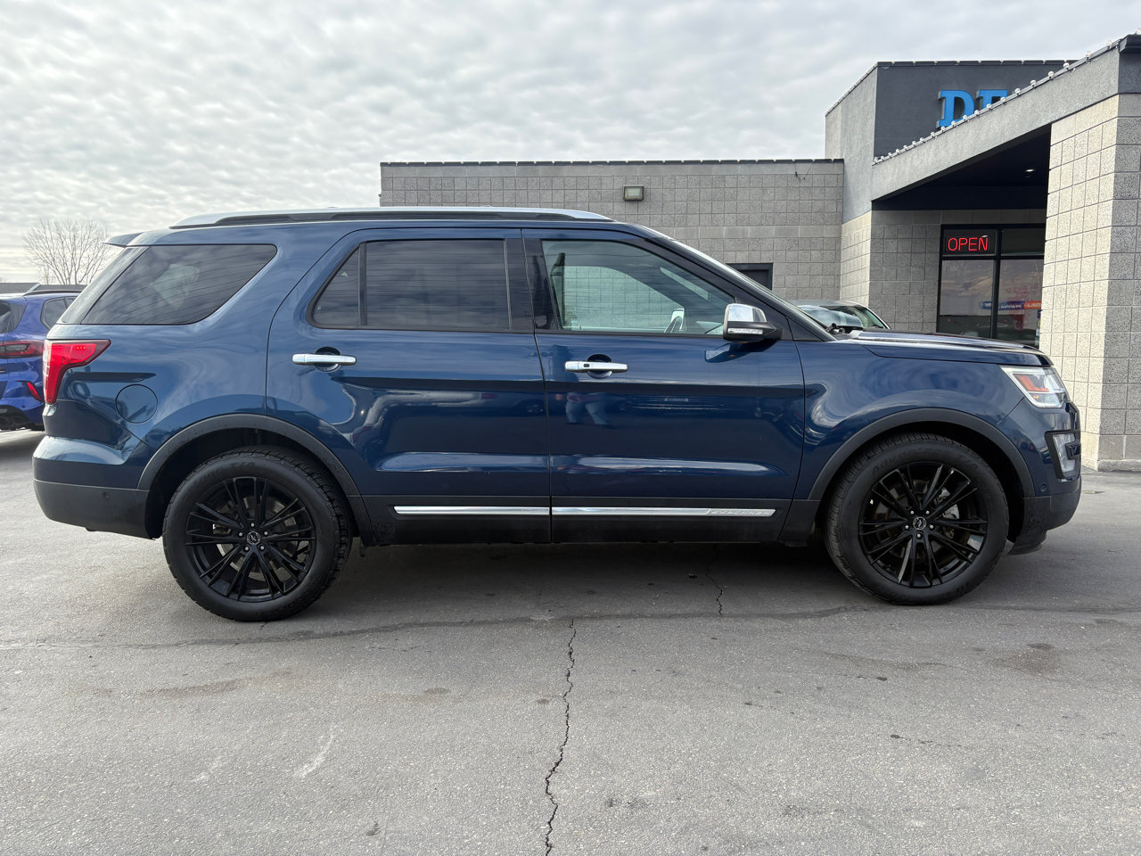 Used 2017 Ford Explorer Platinum image 4