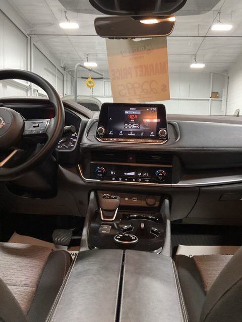 Used 2023 Nissan Rogue SV image 12