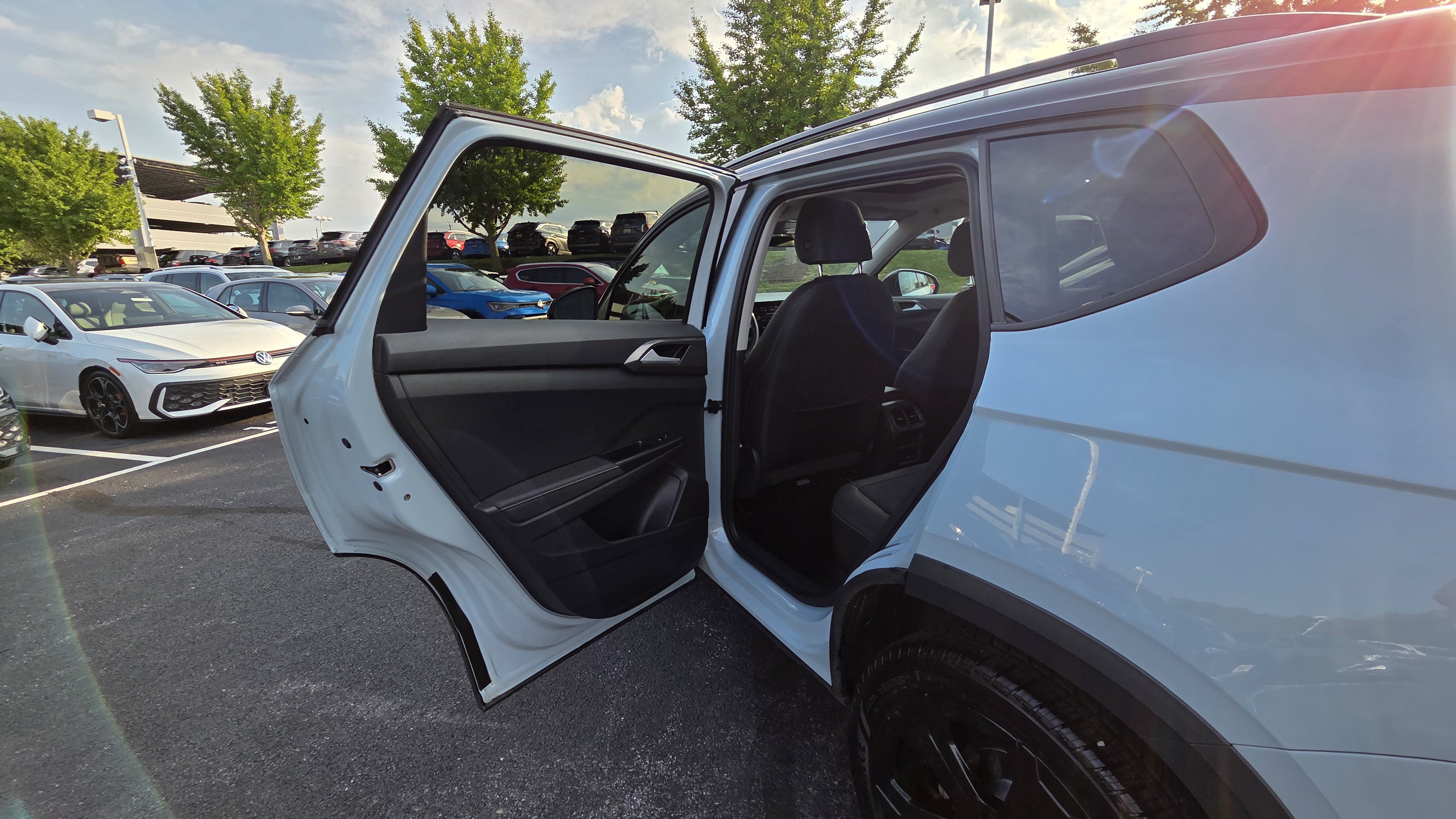 Certified 2025 Volkswagen Taos SE AWD/4WD image 28