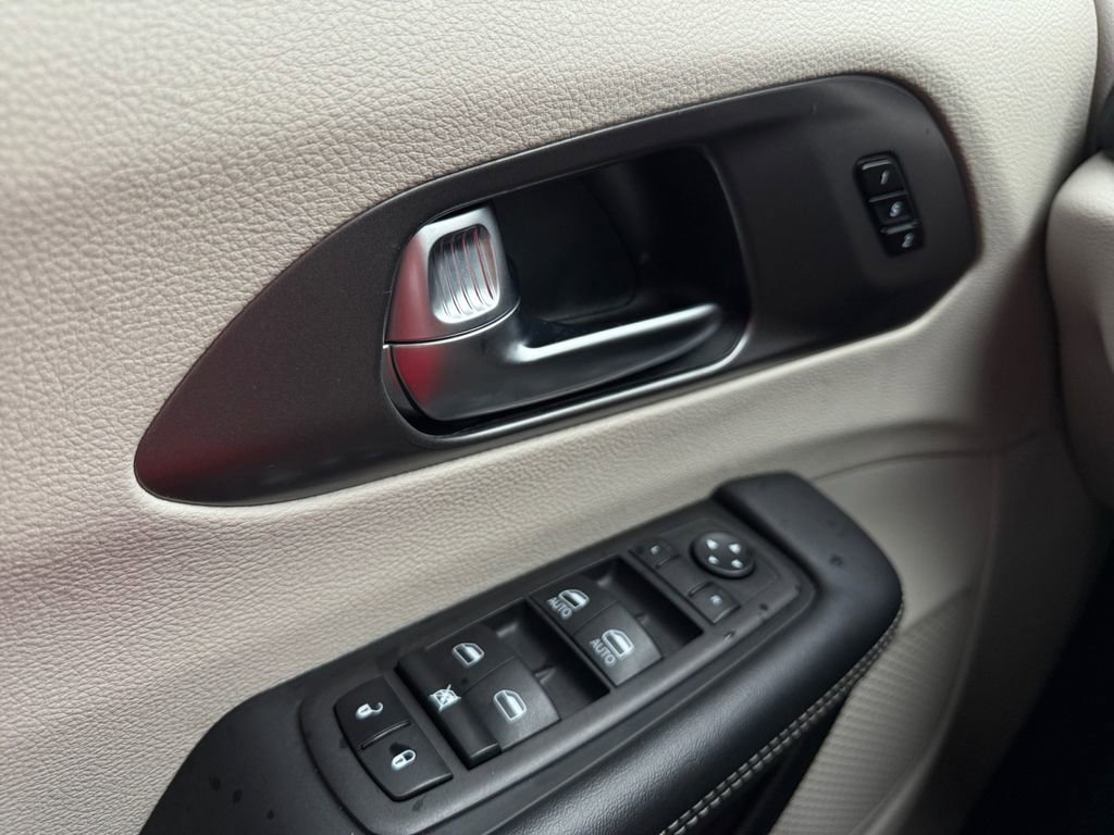 Certified 2024 Chrysler Pacifica Select image 2