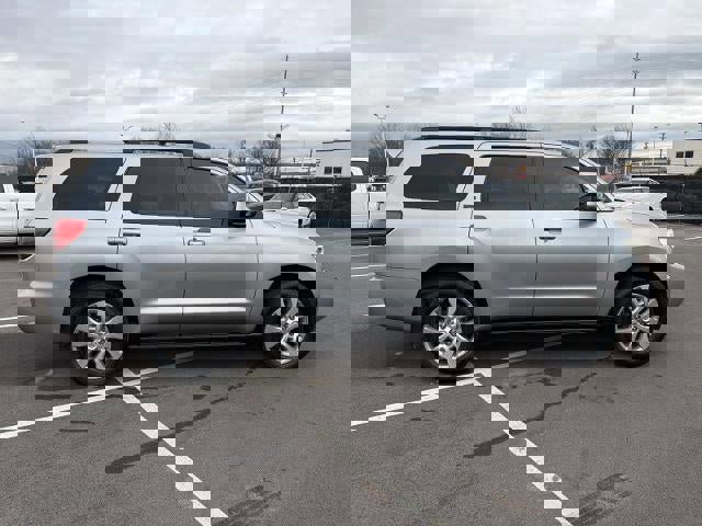 Used 2015 Toyota Sequoia SR5 image 32