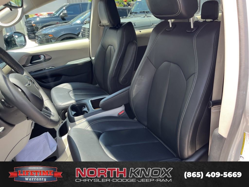 Used 2024 Chrysler Pacifica Touring-L image 7