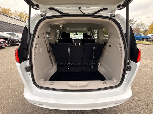 Used 2022 Chrysler Voyager LX FWD image 13