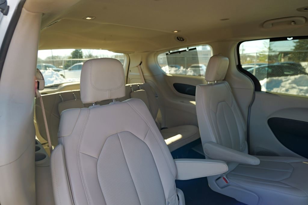 Used 2021 Chrysler Pacifica Touring-L image 25