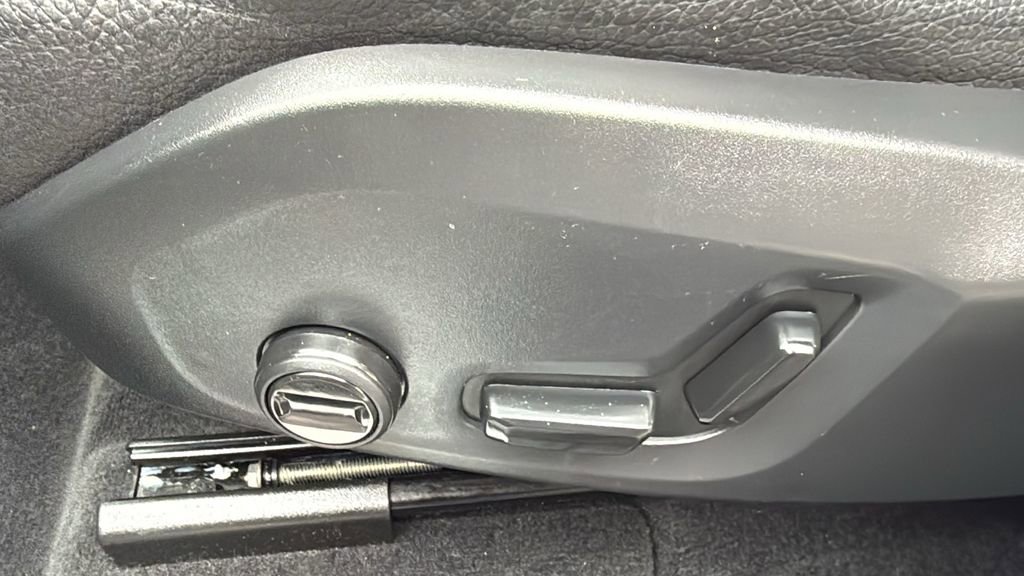 Certified 2025 Volvo XC60 B5 Plus image 23