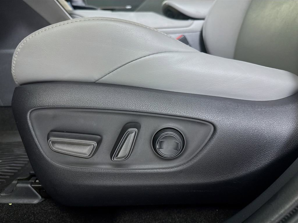 Used 2022 Toyota Venza XLE image 19