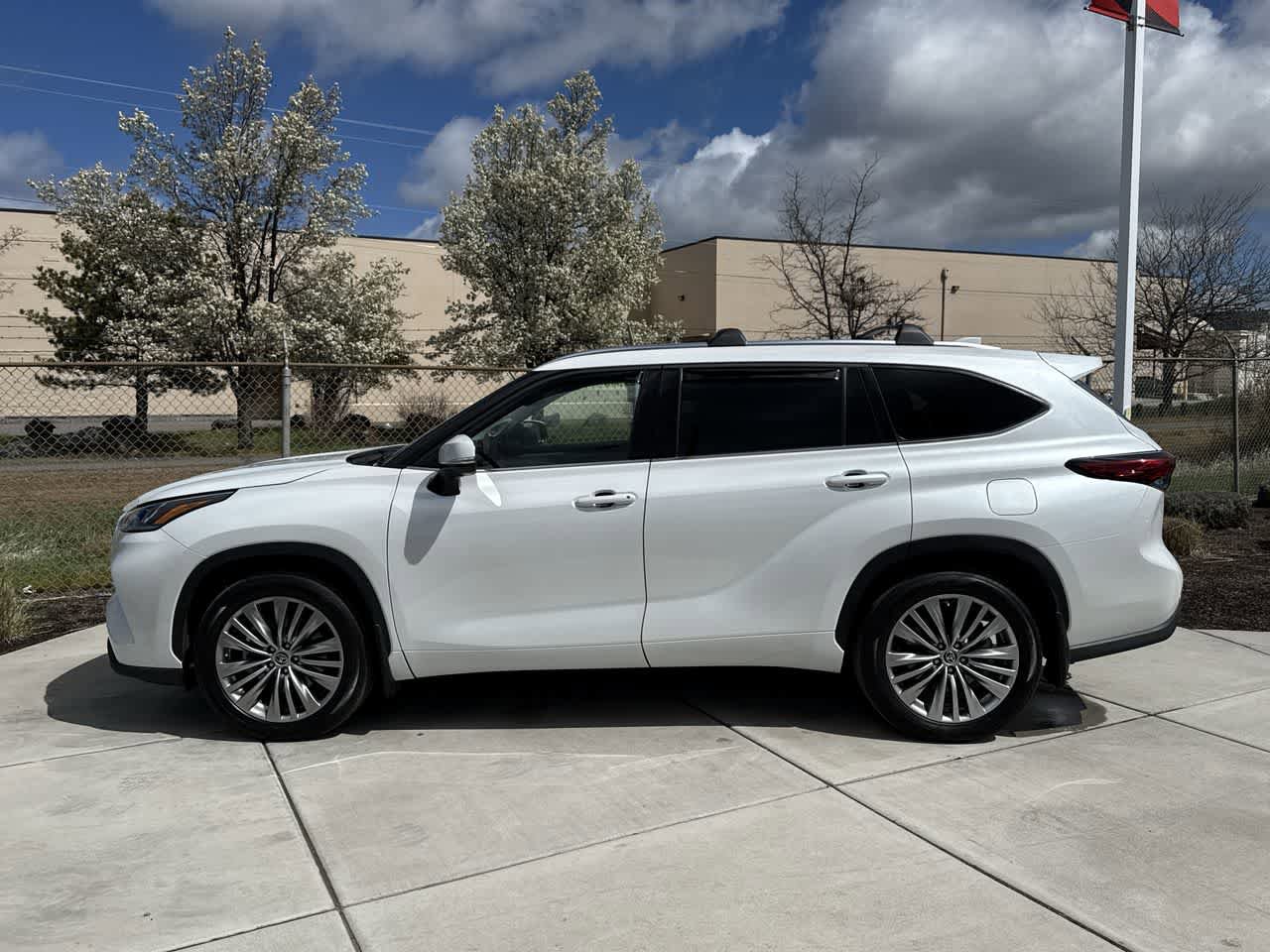 Used 2023 Toyota Highlander Platinum image 2