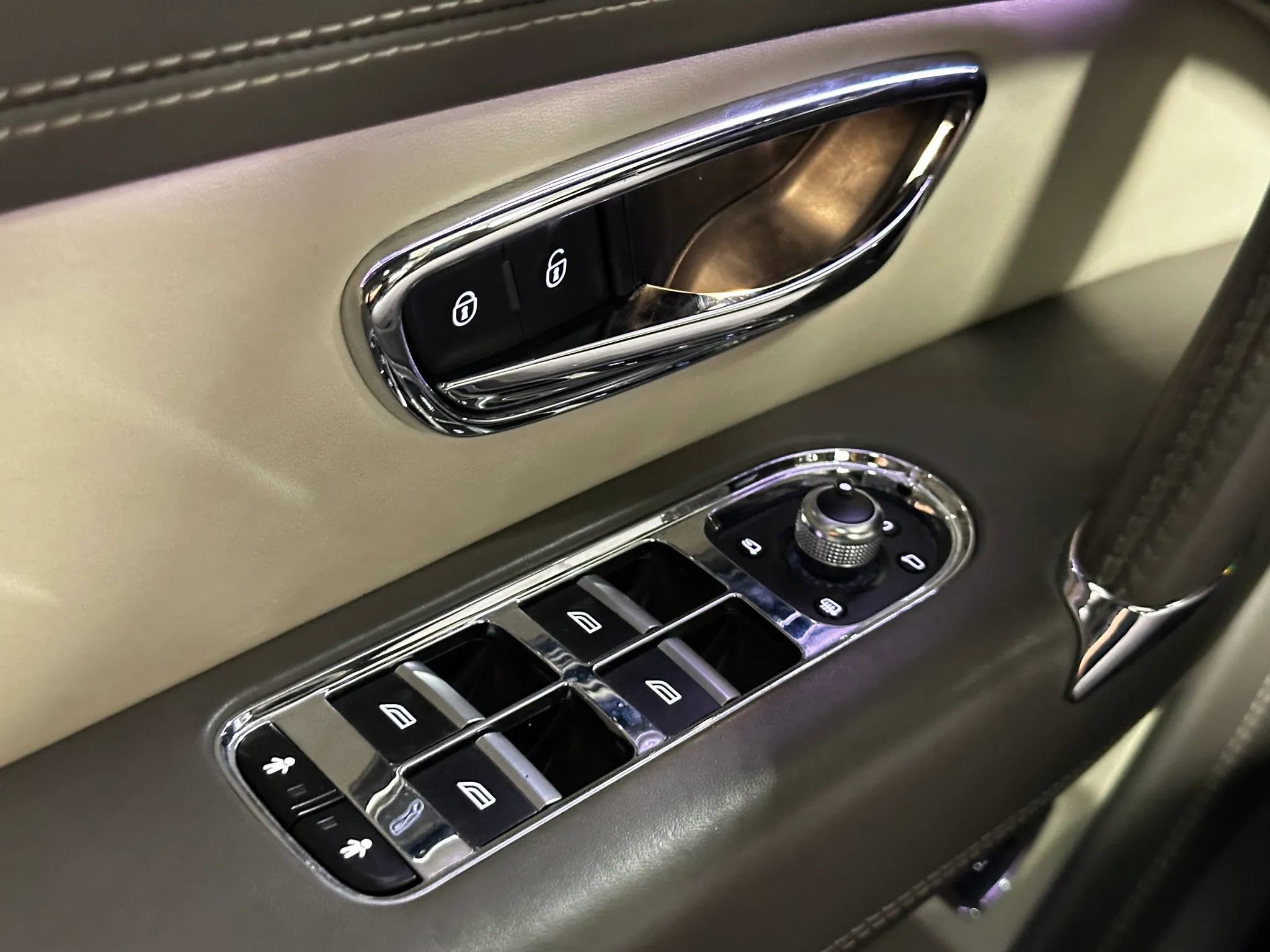 Used 2018 Bentley Bentayga AWD/4WD image 33