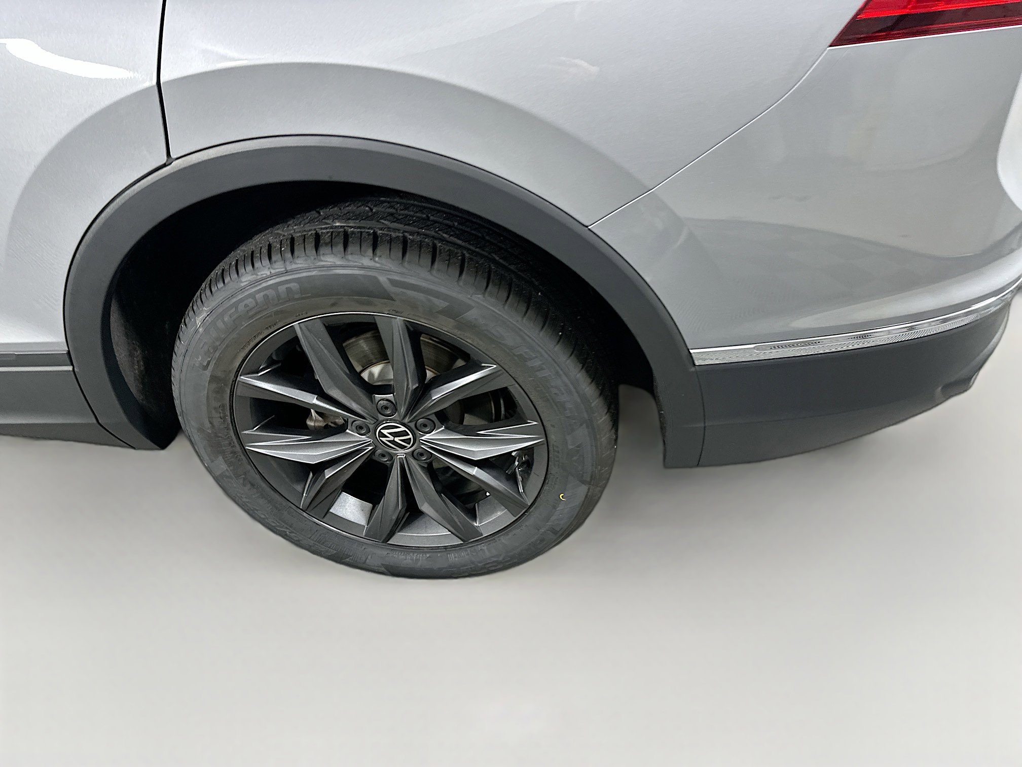 Used 2022 Volkswagen Tiguan SE w/ Panoramic Sunroof Package image 11