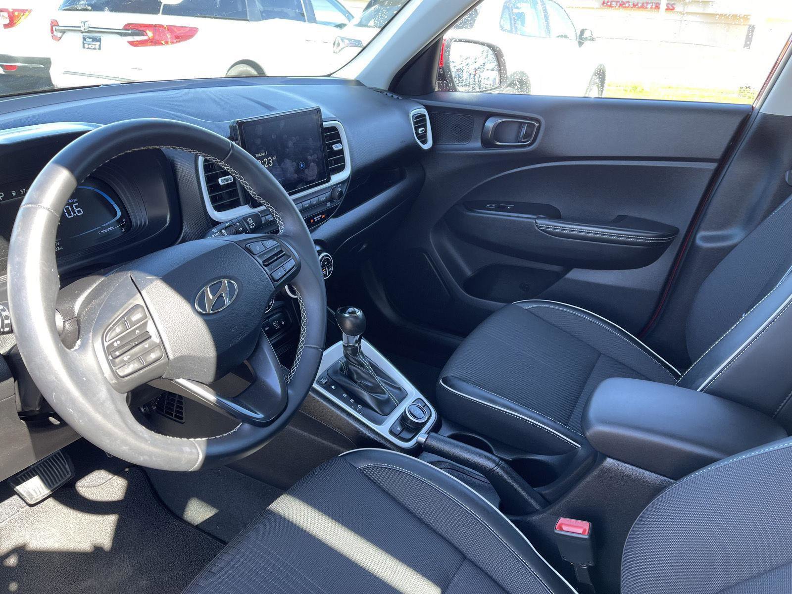 Used 2023 Hyundai Venue Limited image 4