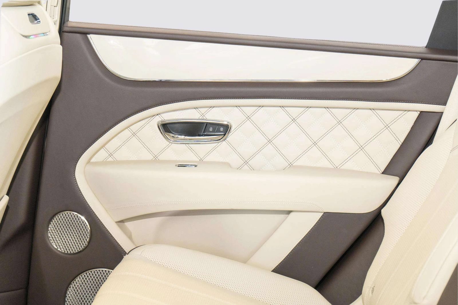 Used 2022 Bentley Bentayga AWD/4WD image 56