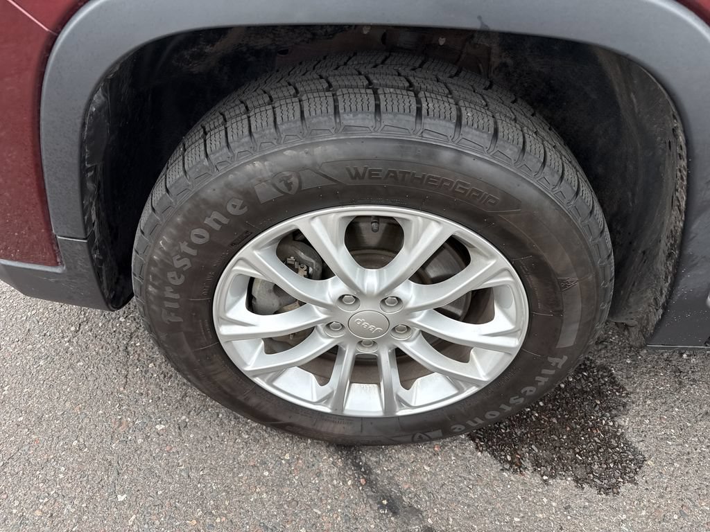 Used 2019 Jeep Cherokee Latitude w/ Cold Weather Group AWD/4WD image 10