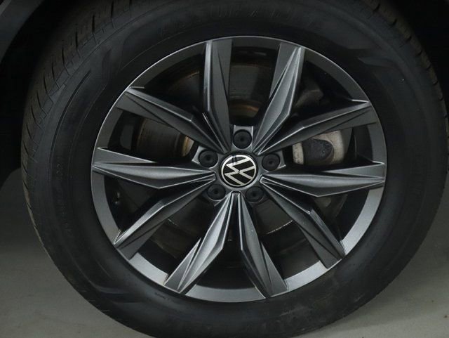 Used 2022 Volkswagen Tiguan SE w/ Panoramic Sunroof Package image 10