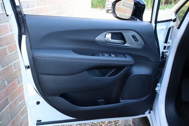 New 2026 Chrysler Pacifica Select image 8