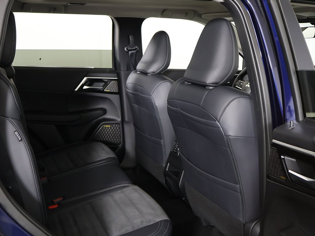 New 2025 Mitsubishi Outlander SE image 32