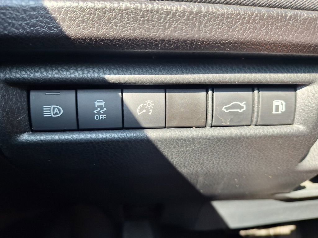 Used 2025 Toyota Camry SE image 12