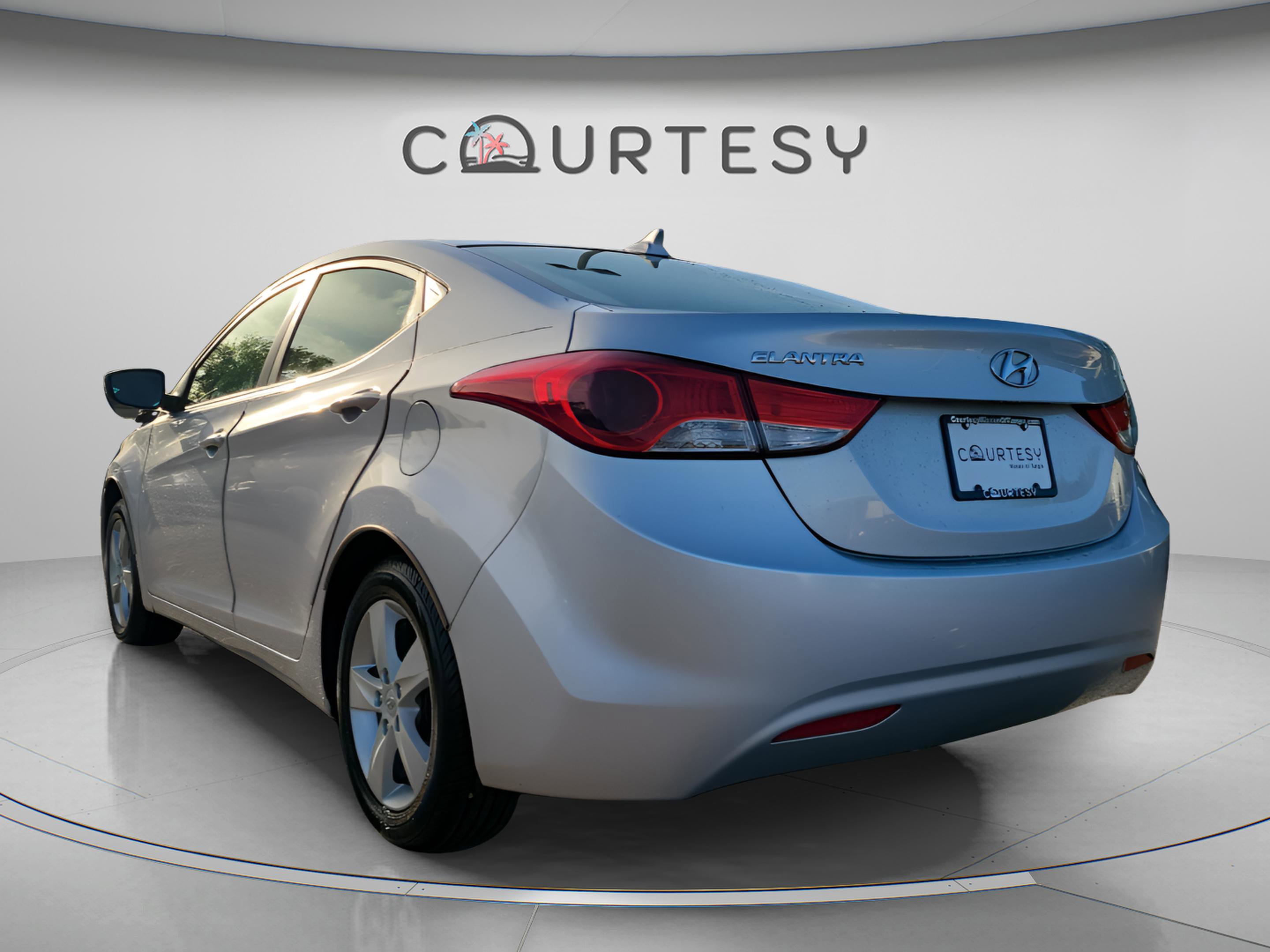 Used 2013 Hyundai Elantra GLS w/ Preferred Pkg image 2