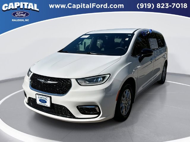 Used 2025 Chrysler Pacifica Select