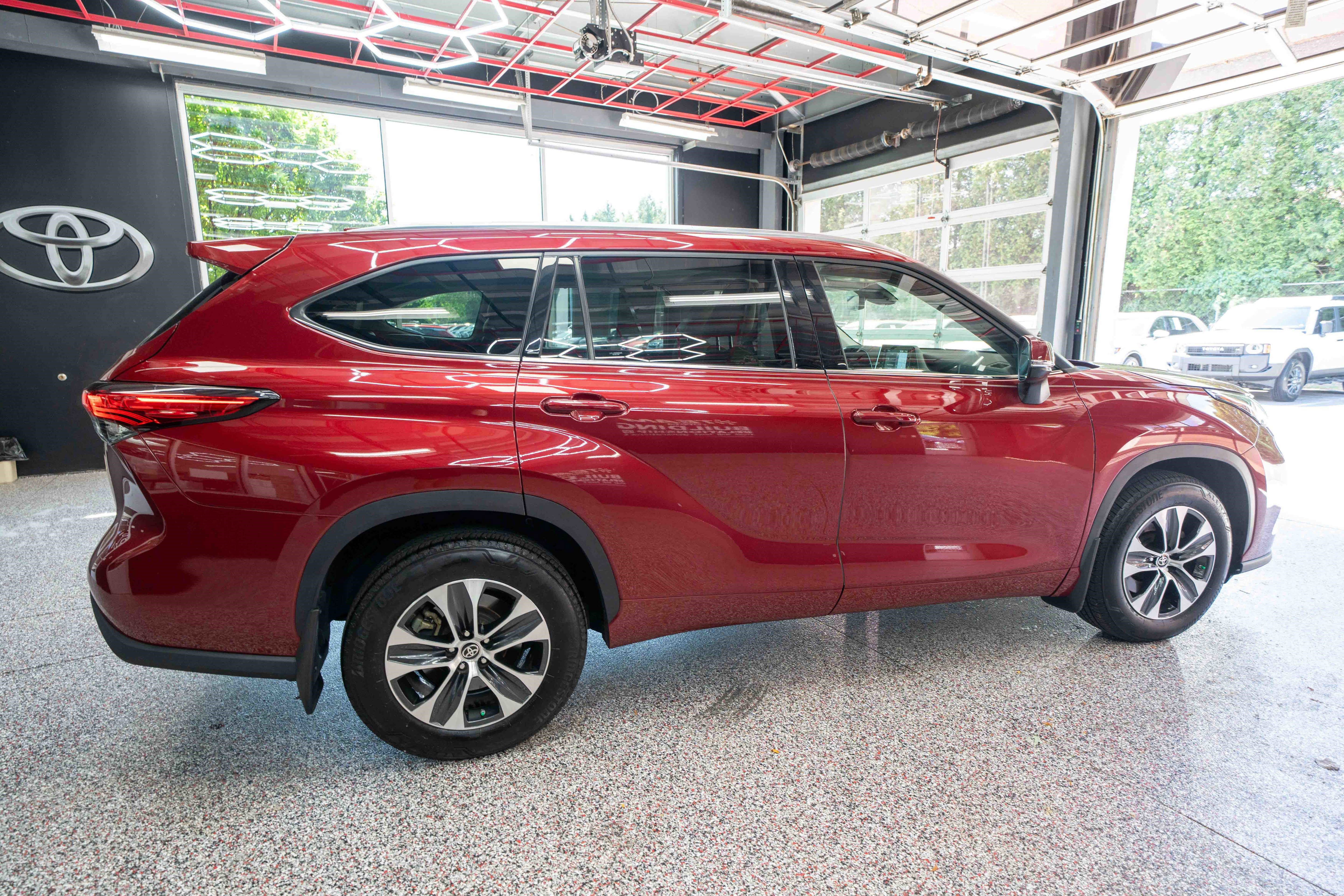 Used 2021 Toyota Highlander XLE AWD/4WD image 4