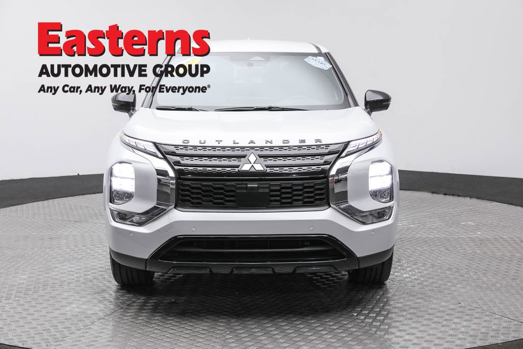 Used 2023 Mitsubishi Outlander SE image 2