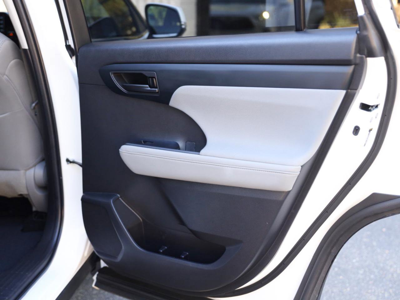 Used 2022 Toyota Highlander L image 20