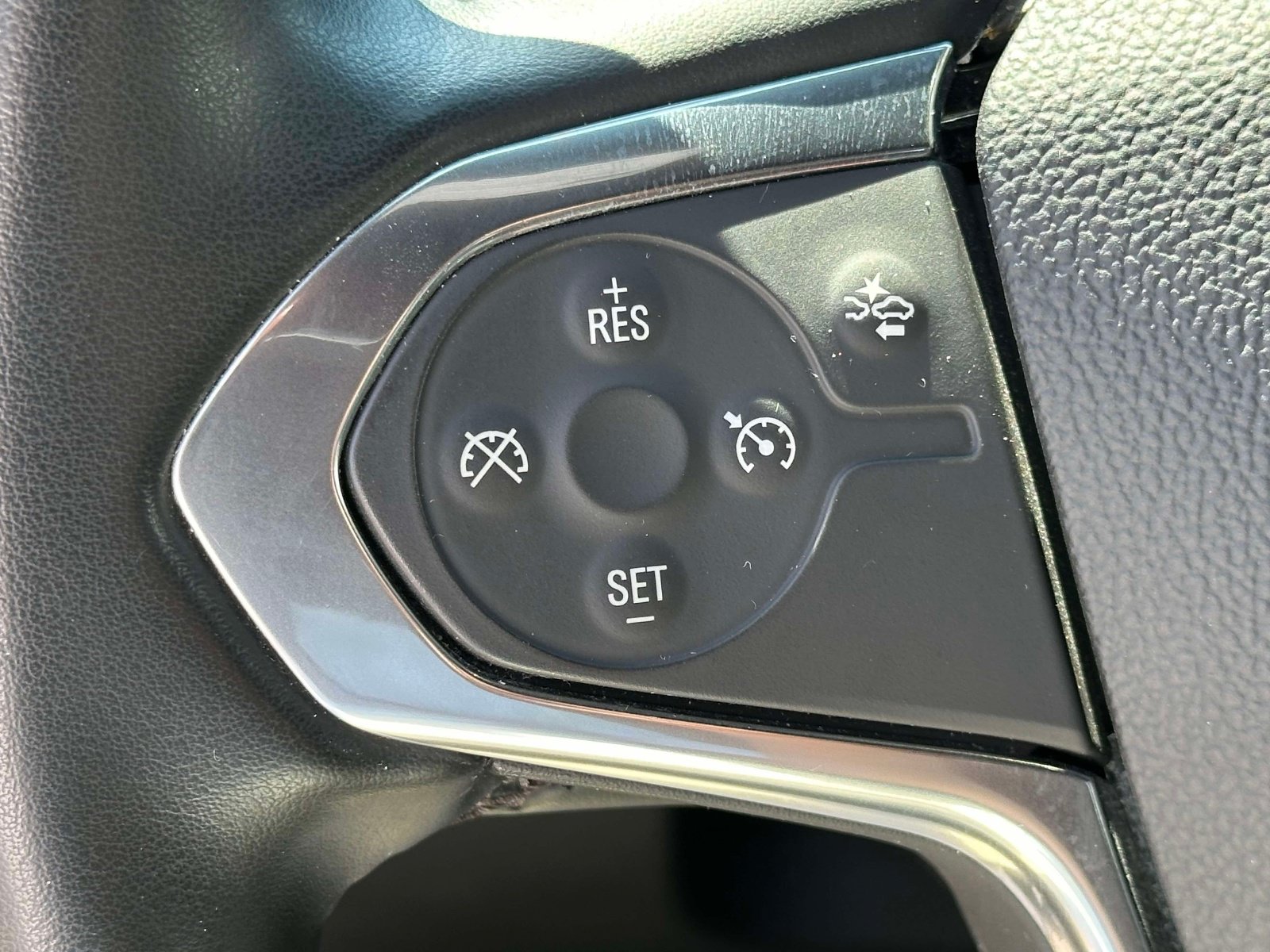 Used 2023 Chevrolet Traverse LT FWD image 22