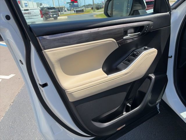 Used 2023 Toyota Highlander Limited image 10